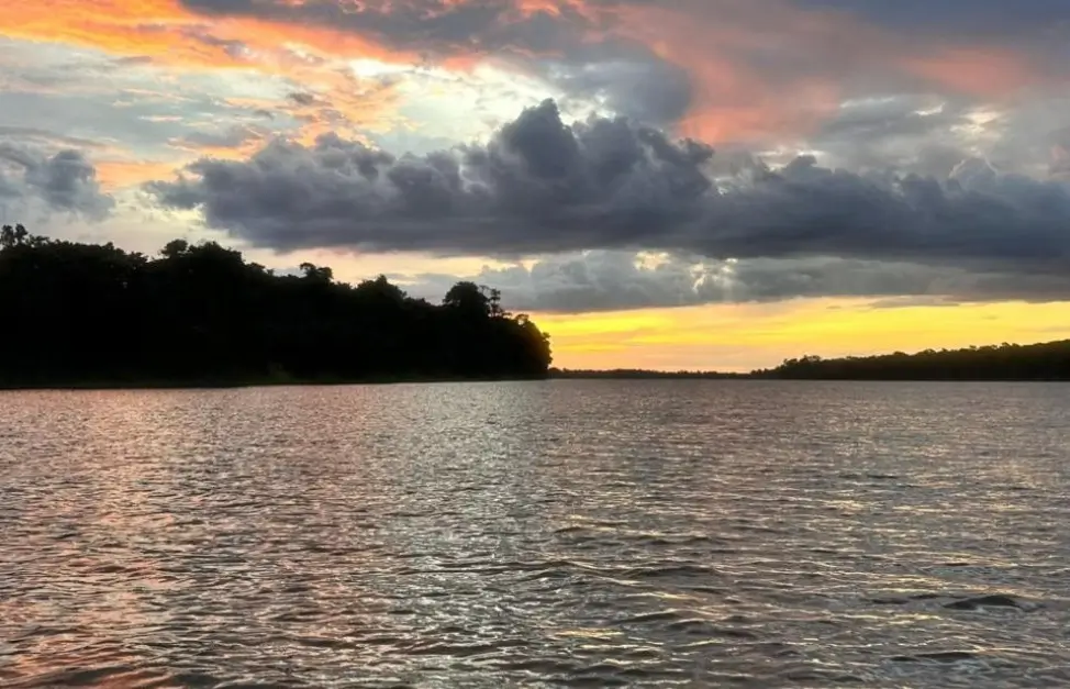 Pôr do sol no rio