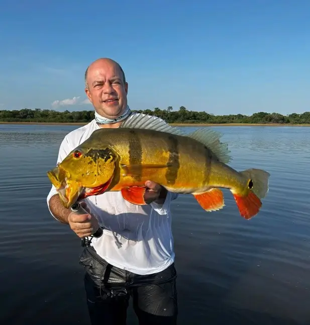 Pescador com Tucunaré